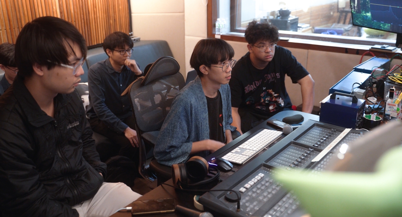 ภาพเบื้องหลังการทำงานของฝ่ายบันทึกเสียง