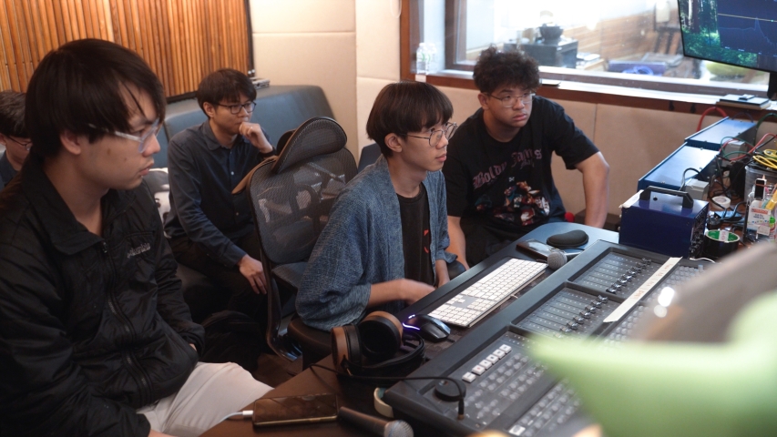 ภาพเบื้องหลังการทำงานของฝ่ายบันทึกเสียง
