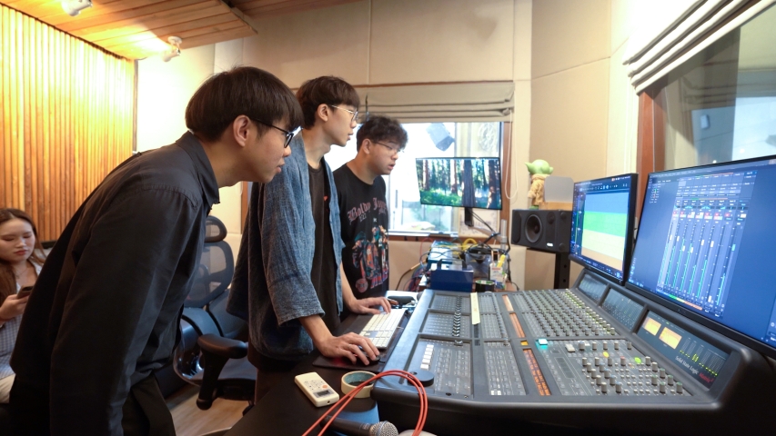 ภาพเบื้องหลังการทำงานของฝ่ายบันทึกเสียง