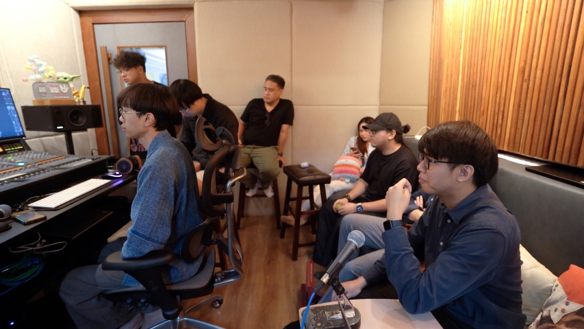 ภาพเบื้องหลังการทำงานของฝ่ายบันทึกเสียง