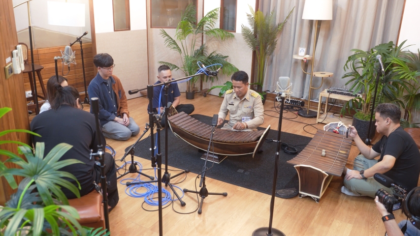 ภาพเบื้องหลังการทำงานของฝ่ายบันทึกเสียง